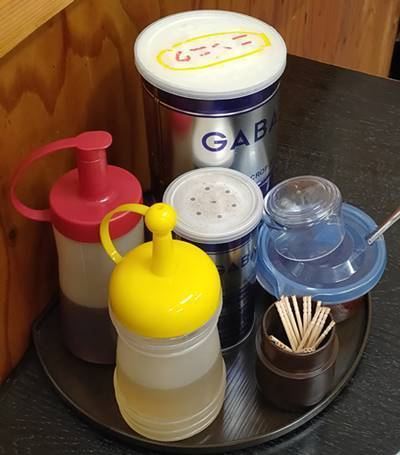 じゃずめん こんどう 卓上調味料.jpg