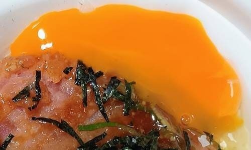 すき家 まぐろユッケ丼 卵.jpg
