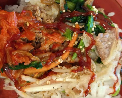 すき家 ビビンバ牛丼 コチュジャン投入.jpg