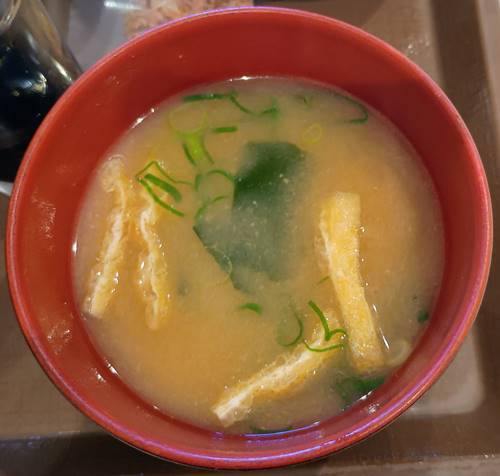 すき家 塩さばまぜのっけ朝食 味噌汁.jpg
