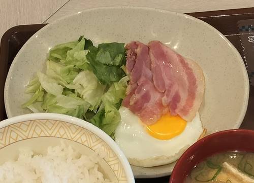 すき家 自社製ベーコンエッグ朝食 ベーコンエッグ＆サラダ.jpg