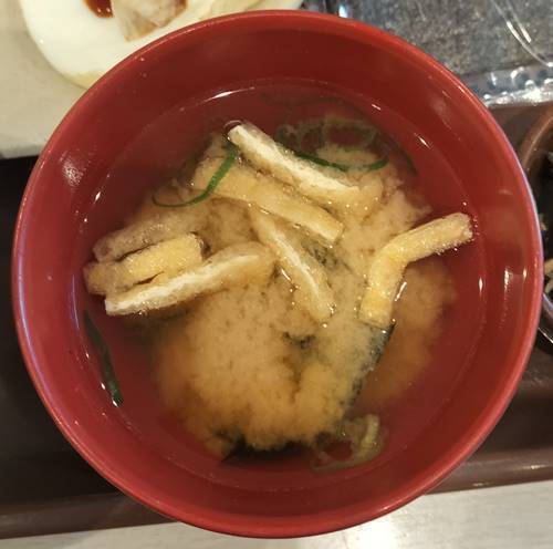 すき家 自社製ベーコンエッグ朝食 味噌汁.jpg