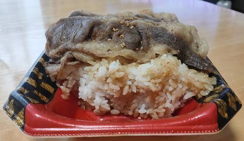すたみな太郎 超盛牛カルビ焼肉弁当 超盛ご飯.jpg