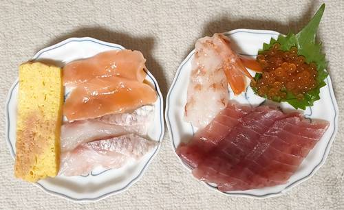 はま寿司 特上5種の海鮮丼 ネタ.jpg