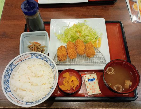 まるまつ カキフライ定食.jpg