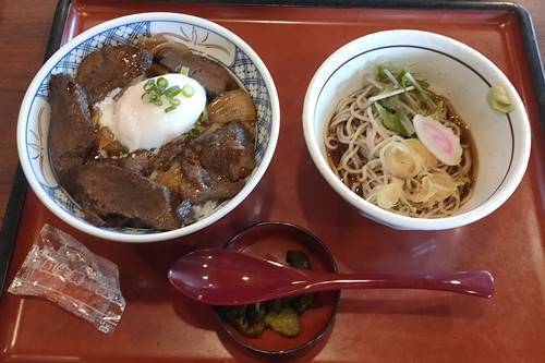 まるまつ 煮込み牛タン丼とミニそばランチ.jpg