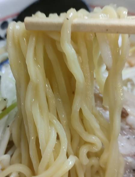 みそ吉 みそ吉ラーメン(家伝味噌)麺.jpg