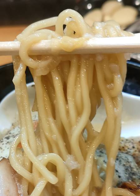 らあめん花月嵐 嵐げんこつらあめん こってり煮込み 麺.jpg