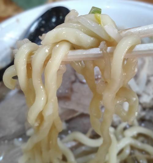 らーめん でぽっと 豚そば 男盛り 麺.jpg