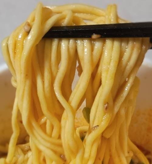 エースコック タテ型 飲み干す一杯 担担麺 麺.jpg