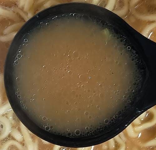 エースコック 超大盛りスーパーカップ2.0倍 豚骨醤油ラーメン 関西風から関東風 スープ.jpg