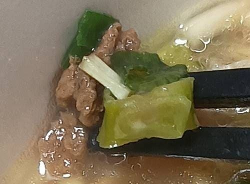 エースコック 超大盛りスーパーカップ2.0倍 豚骨醤油ラーメン 関西風から関東風 具.jpg