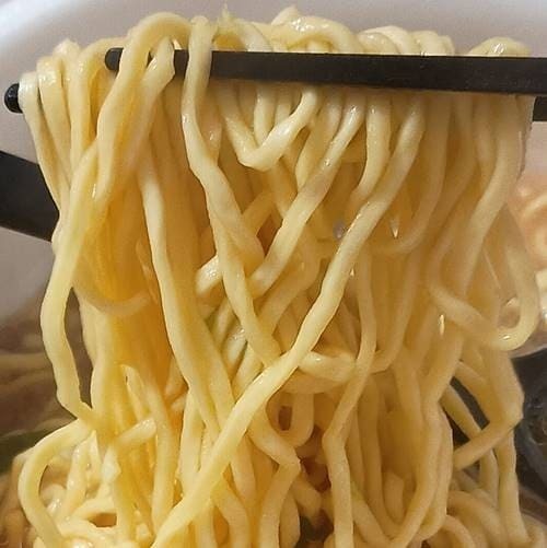 エースコック 超大盛りスーパーカップ2.0倍 豚骨醤油ラーメン 関西風から関東風 麺.jpg