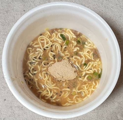 エースコック 超大盛りスーパーカップ2.0倍 豚骨醤油ラーメン 関西風から関東風(3).jpg