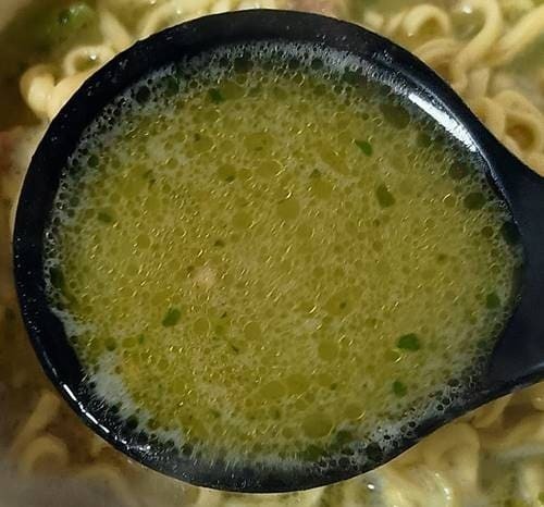 カップヌードル 豚骨ジェノバ ビッグ (9)スープ.jpg