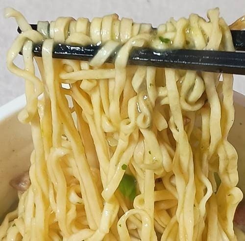カップヌードル 豚骨ジェノバ ビッグ 麵.jpg