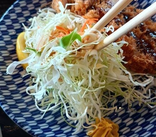 カツ亭 薩摩ロースかつ ランチ キャベツの千切り.jpg