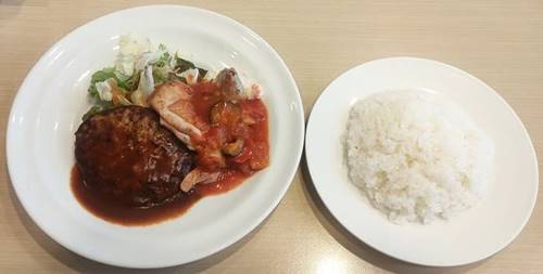 ガスト 月曜日 日替わりランチ ハンバーグ デミソース&チキングリル 野菜トマトソース.jpg