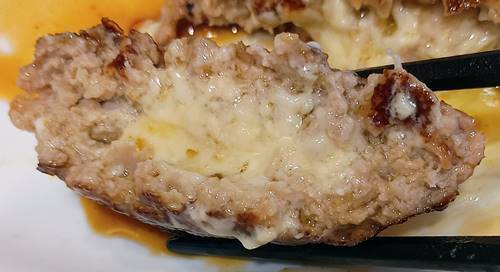 ガスト 水曜日 日替わりランチ ミニチーズINハンバーグ 断面.jpg