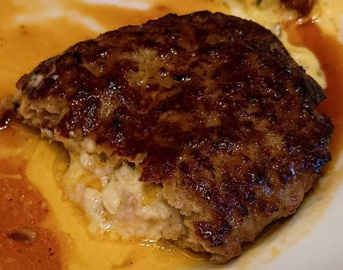 ガスト 水曜日 日替わりランチ ミニチーズINハンバーグ 断面(1).jpg