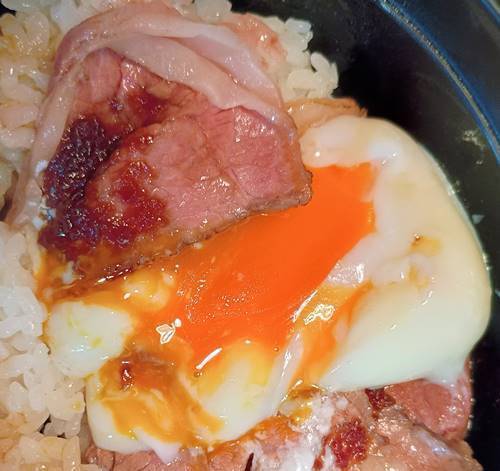 キッチン山麓 ローストビーフ丼 温玉.jpg