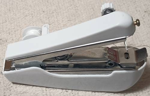 キャンドゥ コンパクトハンディミシン(1).jpg
