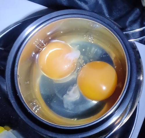 キャンプ飯 生卵.jpg