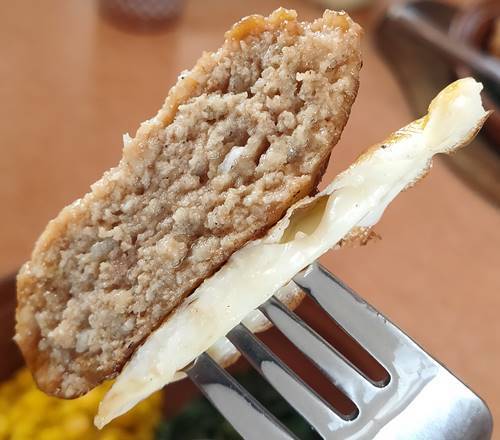 サイゼリヤ ハンバーグ 断面.jpg