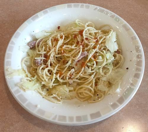 サイゼリヤ ランチ キャベツとまろやか卵のスパゲッティ チリソース&唐辛子フレーク.jpg