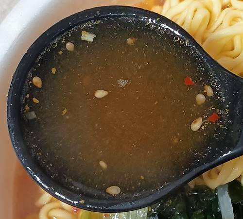 サッポロ一番 大人のみそラーメンどんぶり ごま香る担々風 菰田欣也監修 スープ.jpg
