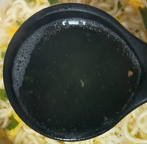 サッポロ一番 大人の塩らーめんどんぶり ホタテ香るマリニエール風 スープ.jpg