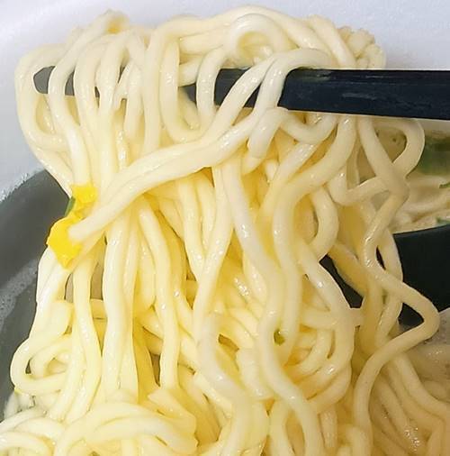 サッポロ一番 大人の塩らーめんどんぶり ホタテ香るマリニエール風 麺.jpg