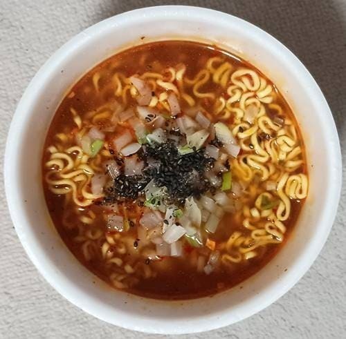 サッポロ一番 極辛 味噌旨タンメンどんぶり 玉ねぎ＆胡麻投入.jpg