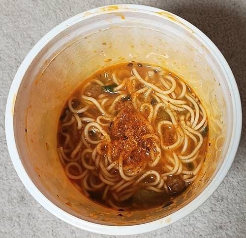 サッポロ一番 真・三國無双 ORIGINS 成都式担担麺 七味唐辛子投入.jpg