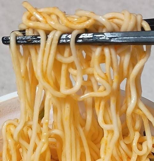 サッポロ一番 真・三國無双 ORIGINS 成都式担担麺 麺.jpg