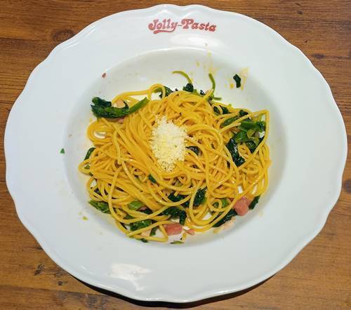ジョリーパスタ ほうれん草とベーコンのバター醤油 パウダーチーズ投入.jpg