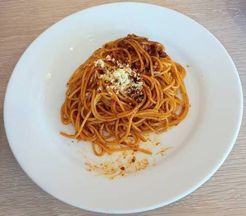 デニーズ ミートソースパルメザンチーズ投入.jpg