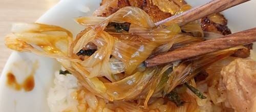 デニーズ 選べる麺＆ミニ丼ランチ 米どりのミニ照り焼き丼 ネギ.jpg