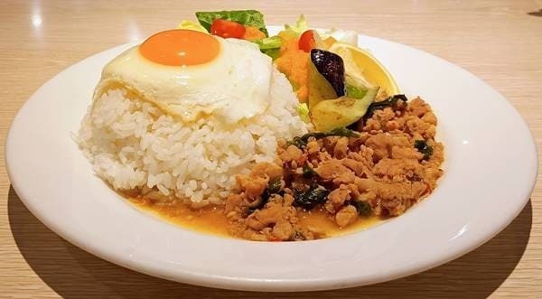 デニーズ 鶏肉のバジル炒めごはん~ガパオ・ガイ(1).jpg