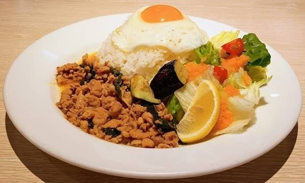 デニーズ 鶏肉のバジル炒めごはん～ガパオ・ガイ(2).jpg