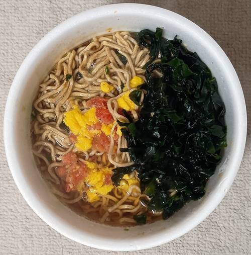 マルちゃん 麺之助 小えび天そば ワカメ投入.jpg