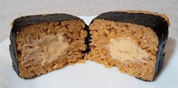 ミニストップ でかむすび こく旨鶏醤油マヨネーズ具増量 断面.jpg