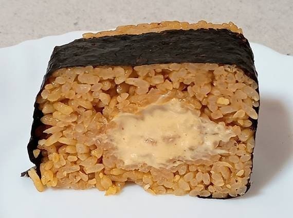 ミニストップ でかむすび こく旨鶏醤油マヨネーズ具増量 断面(1).jpg