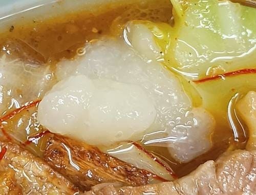 ラーメン山岡家 特製カレーとんこつラーメン にんにく投入.jpg