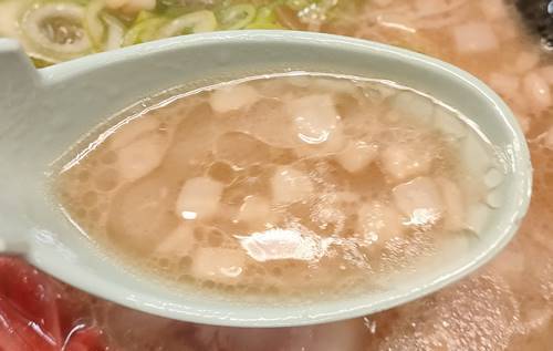 ラーメン山岡家 醤油ラーメン 背脂スープ.jpg