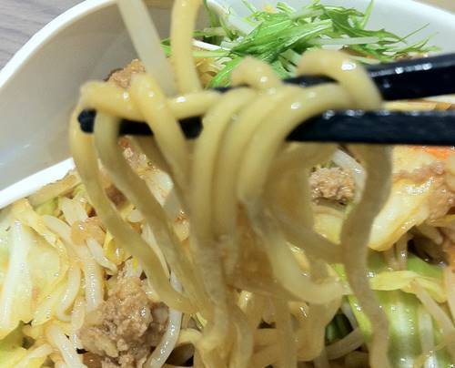 リンガーハッット まぜ辛めん 麺.JPG