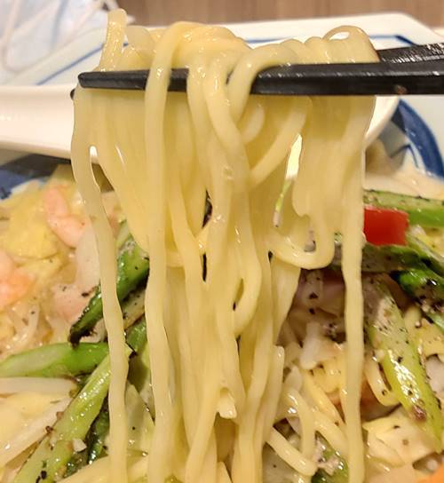 リンガーハット とくちゃんぽんグリーンアスパラ 麺.jpg