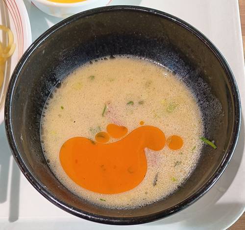 リンガーハット 鶏白湯つけ麺炭火焼き鴨肉入り 辣油投入.jpg