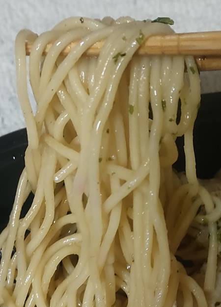 ローソン 大盛！豚カルビの塩焼きそば 麺.jpg