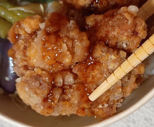 ローソン 彩り野菜と鶏から揚げの甘酢たれ丼 鶏の唐揚げ.jpg